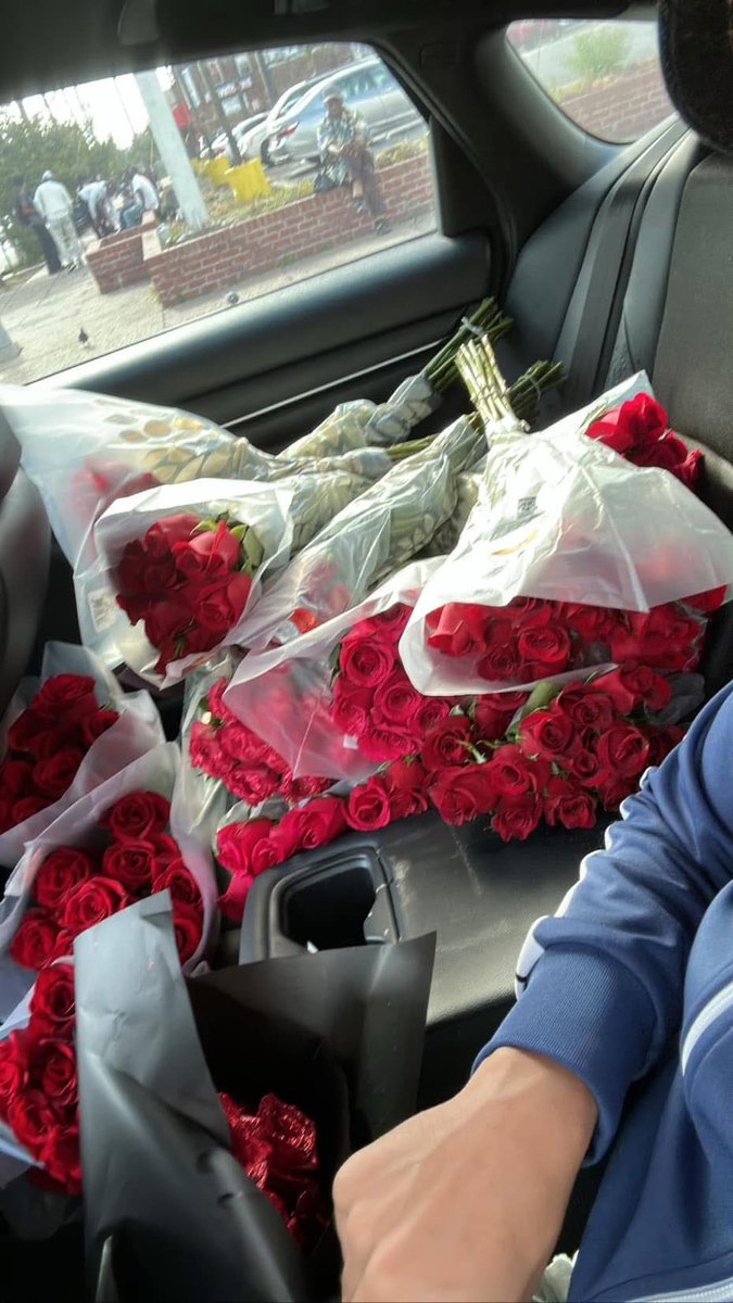 CurttiMagurtti's tweet image. Bae wanted some flowers so I stole all the roses in the store