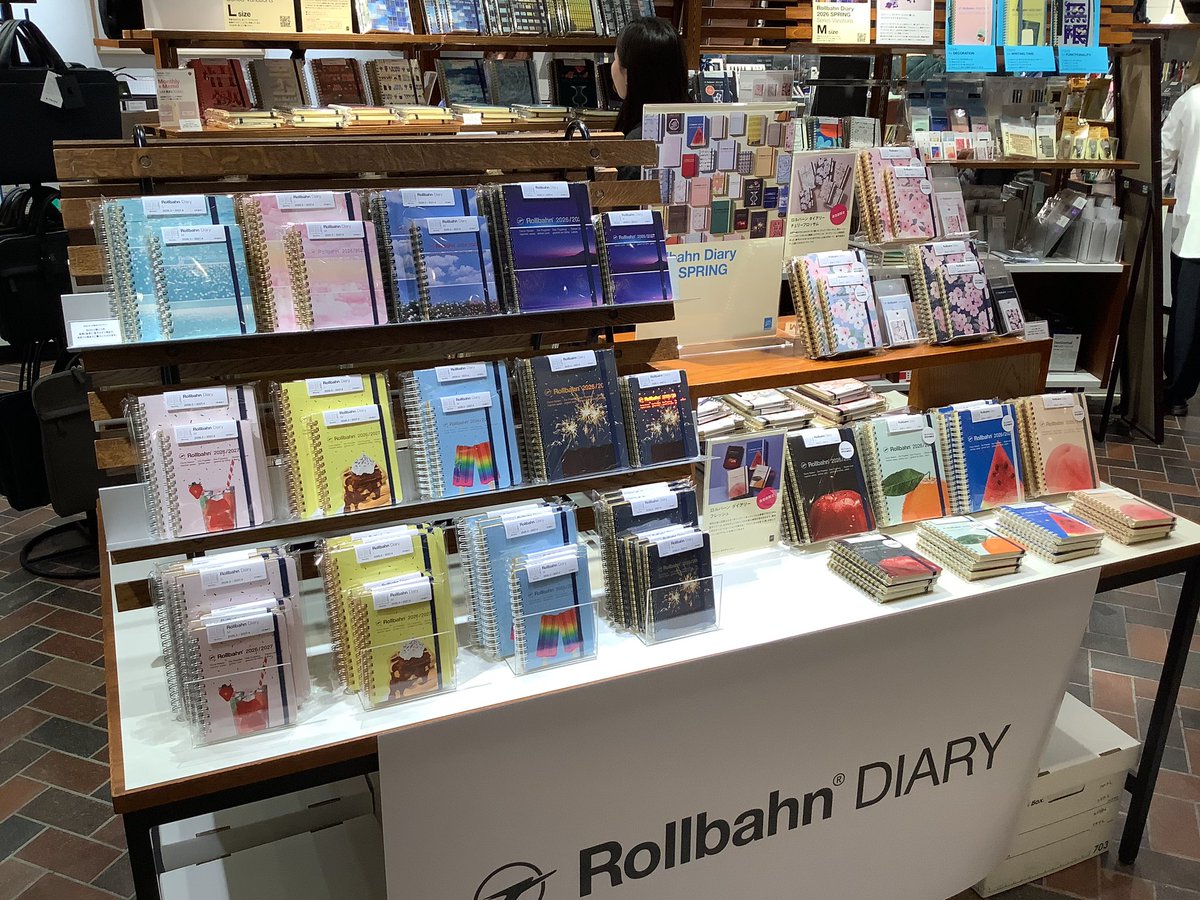 2026年3月始まりのロルバーン ダイアリーが発売開始しました。
直営店限定デザインは「チェリーブロッサム」と「フレッシュ」の2つのシリーズをご用意しています。
ぜひ店頭でご覧ください。
#ロルバーン #rollbahn #ロルバーンダイアリー