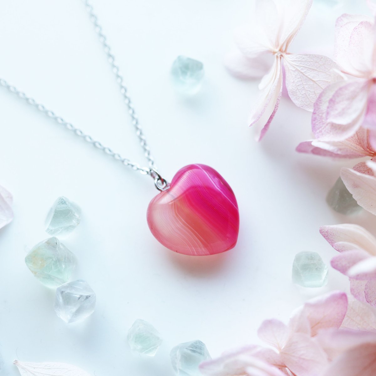 海福雑貨通販部の【鉱物アクセサリー】に、瑪瑙のハートのネックレスを