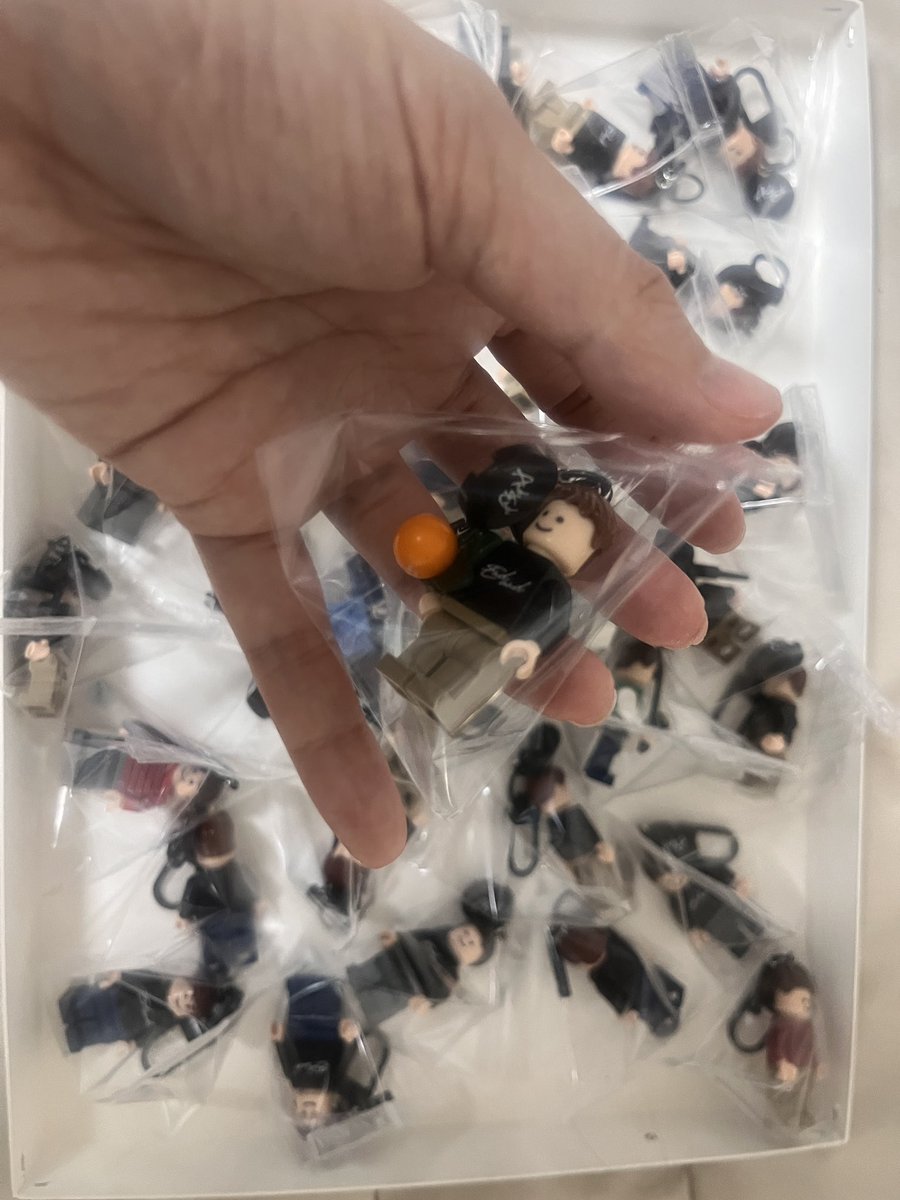 토요일에 키링 나눔합니다 : ) 

이번에는  약간의 재미를 위해 ㅎㅎ 럭드를 하나 넣었어요 키링에서 밀감 발견하시는 분은 AndEnd 버젼 키링 하나 더 드려요 ! 
(사복섭도 사이사이 들어있어요 )

장소 : 2/7(토) 해당포스트에 댓글
대상 : 해당포스트 댓글 + 트친 인증