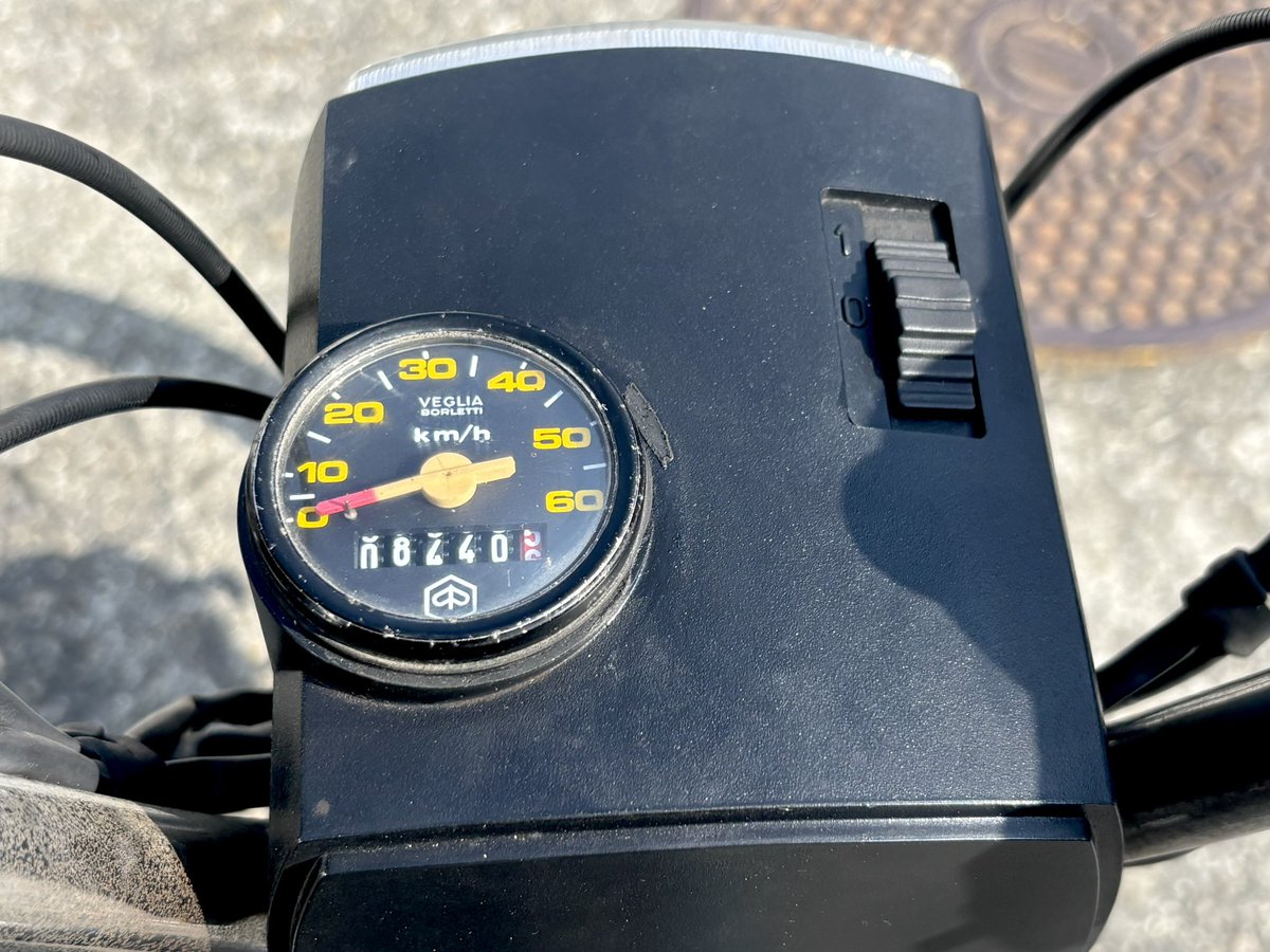 pit724gt1's tweet photo. 中古の純正スピードメーターと外品のメーターケーブル着弾♪

おっとケーブルが少し短いな
でもなんとかなるさ
イタリア車🇮🇹だもの
テキトーだもの(´-ω-｀)

#ピアジオ
#Ciao
#VEGLIA https://t.co/IQmH76azVh