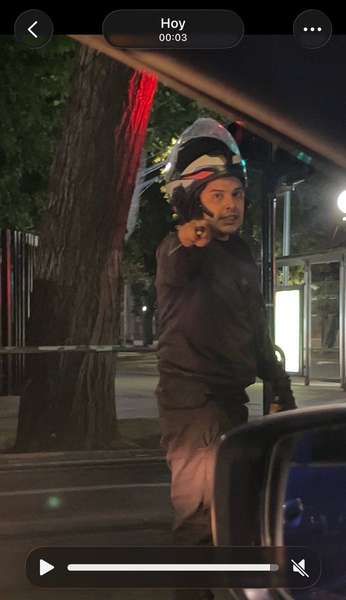 Milla_Ssvs's tweet photo. Lamentablemente carabineros no puede hacer nada ya que el vehículo no quedó con daños y sólo estamos de vacaciones acá en Santiago. Pero queda grabado el rostro de este tipo, para que tengan cuidado y sepan qué clase de personas les lleva sus pedidos. https://t.co/ySzRN6Du7M