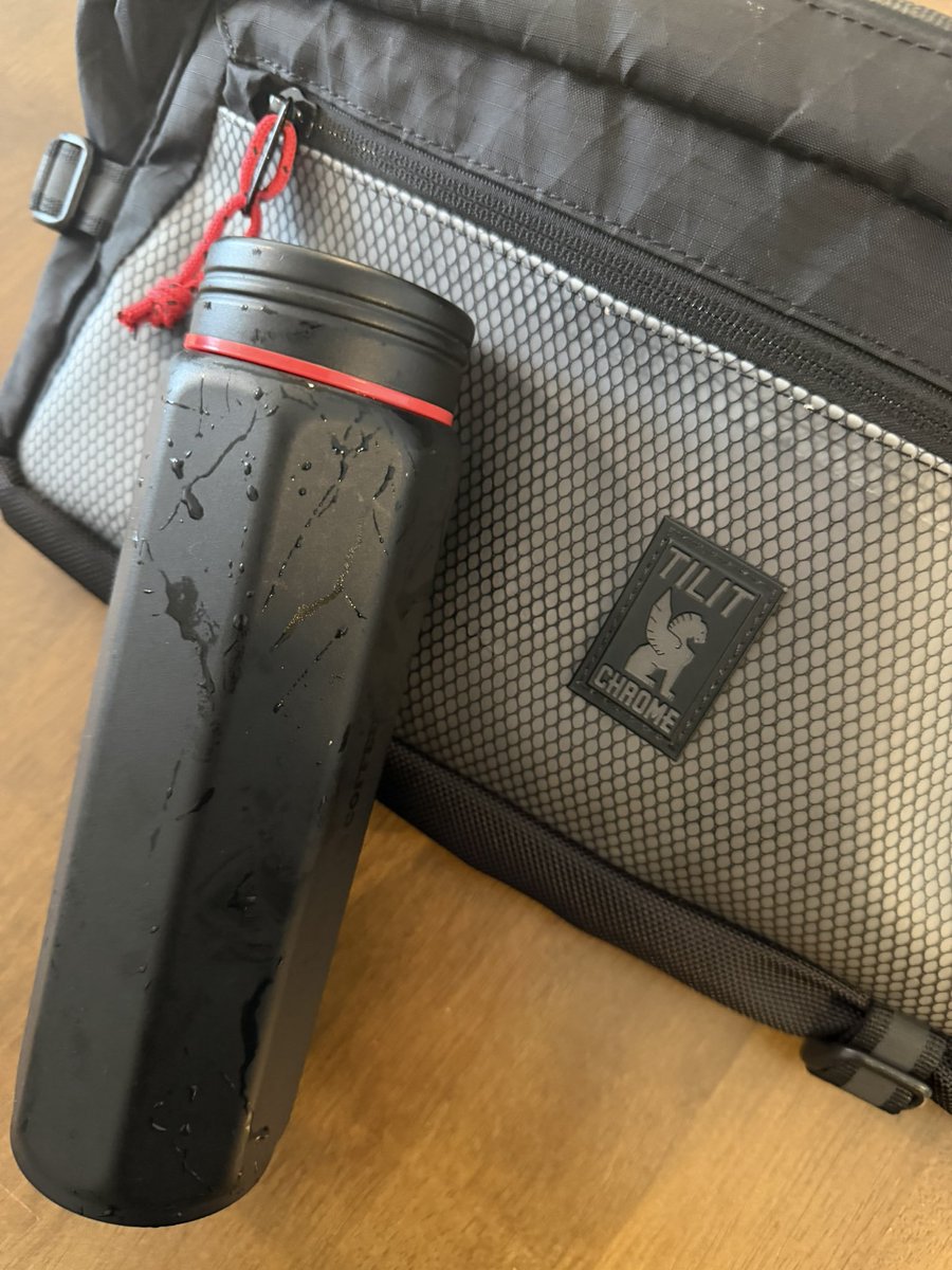 tekito_tekito_7's tweet photo. この頃水筒毎日使うようになった。クロームのカバンも小物入れて便利に使える。#TILIT #chromeindustries https://t.co/iu53GFpMa6