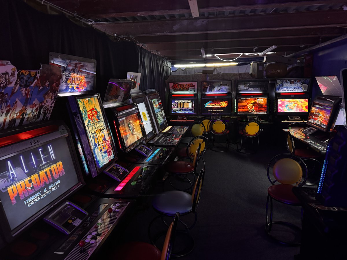 V_Sanwitch's tweet photo. カナダのゲーセン入ってやけに日本ぽいな〜と思ったらクロブあってやばい‼️
やってる人いて感動 https://t.co/bpNpIICIoZ