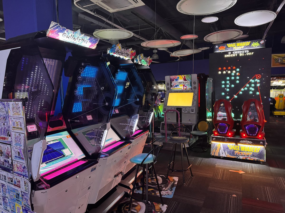 V_Sanwitch's tweet photo. カナダのゲーセン入ってやけに日本ぽいな〜と思ったらクロブあってやばい‼️
やってる人いて感動 https://t.co/bpNpIICIoZ