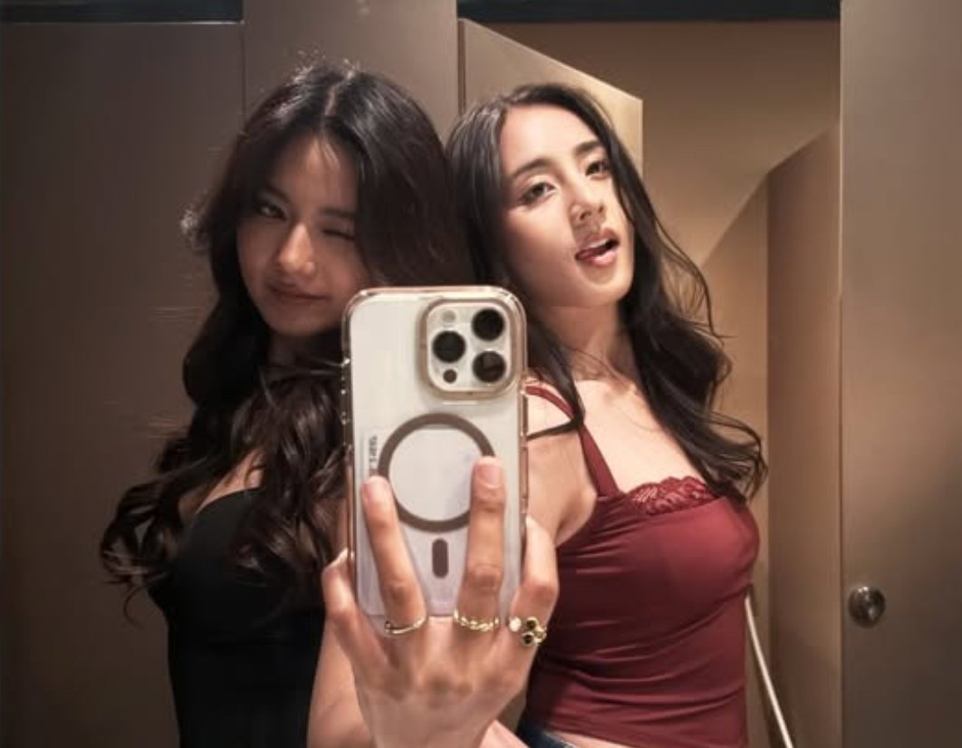 Mochiisznn's tweet image. My favorite duo, showing you can be both simple and hot at once 🔥 KrissHya 🫶🏻