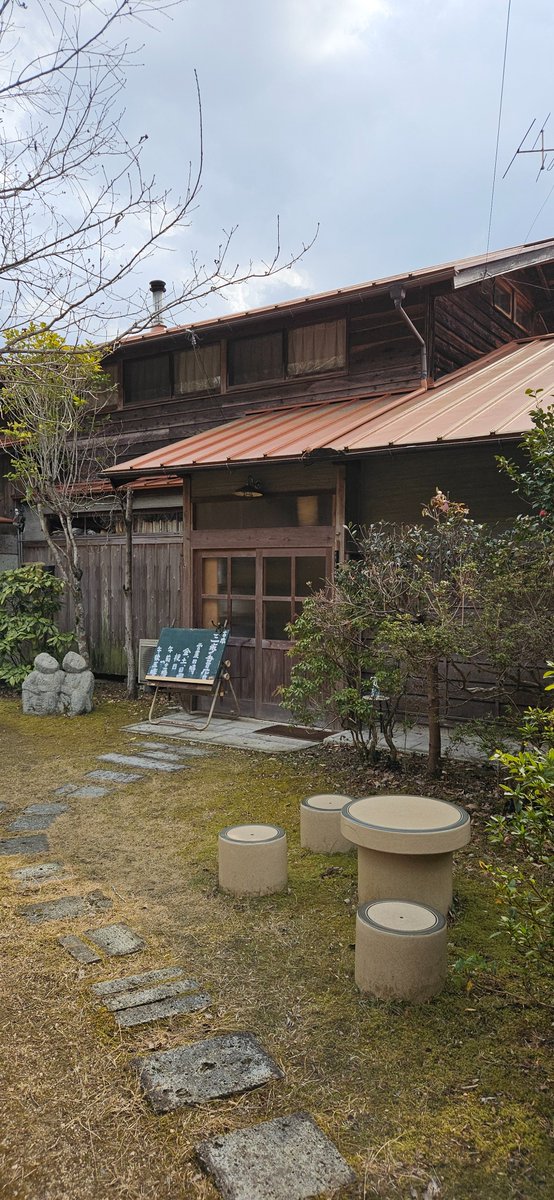 "さすが立春、あったかいぞ😆"と思っていたらどうも今日までらしい😱

それでもあったかいのはありがたい。寒さで強ばったカラダをほぐしつつ、『三歩書店』、開店しておりますッ❗🙋