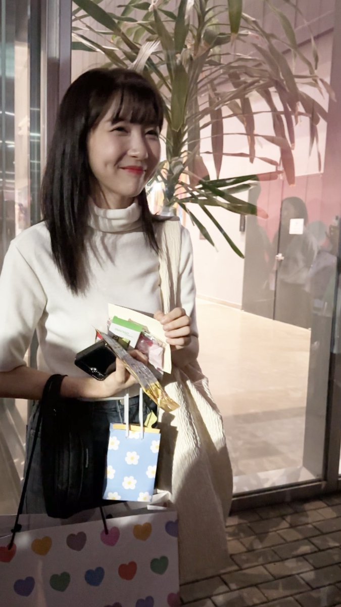 소심할때 나오는 보조개가 유독 귀여움