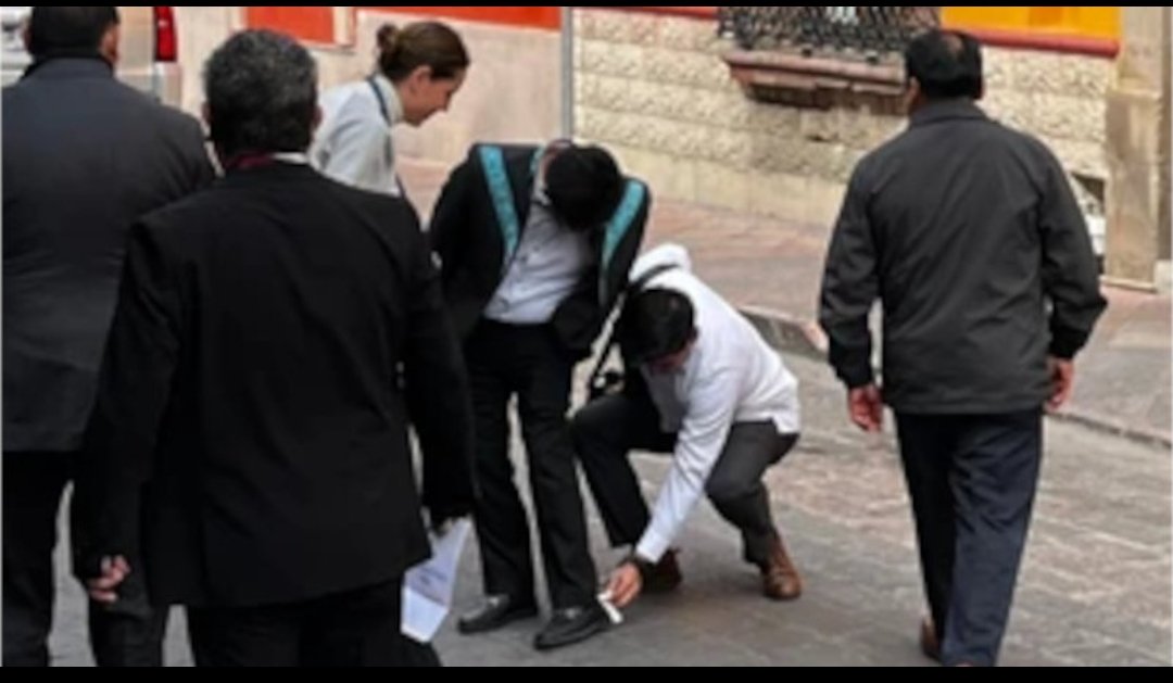 El llamado “ministro del pueblo” fue captado mientras empleados le limpiaban los zapatos en plena calle antes de un acto oficial. El contraste entre el discurso de austeridad y las imágenes ya generó polémica en redes. ¿Congruencia?