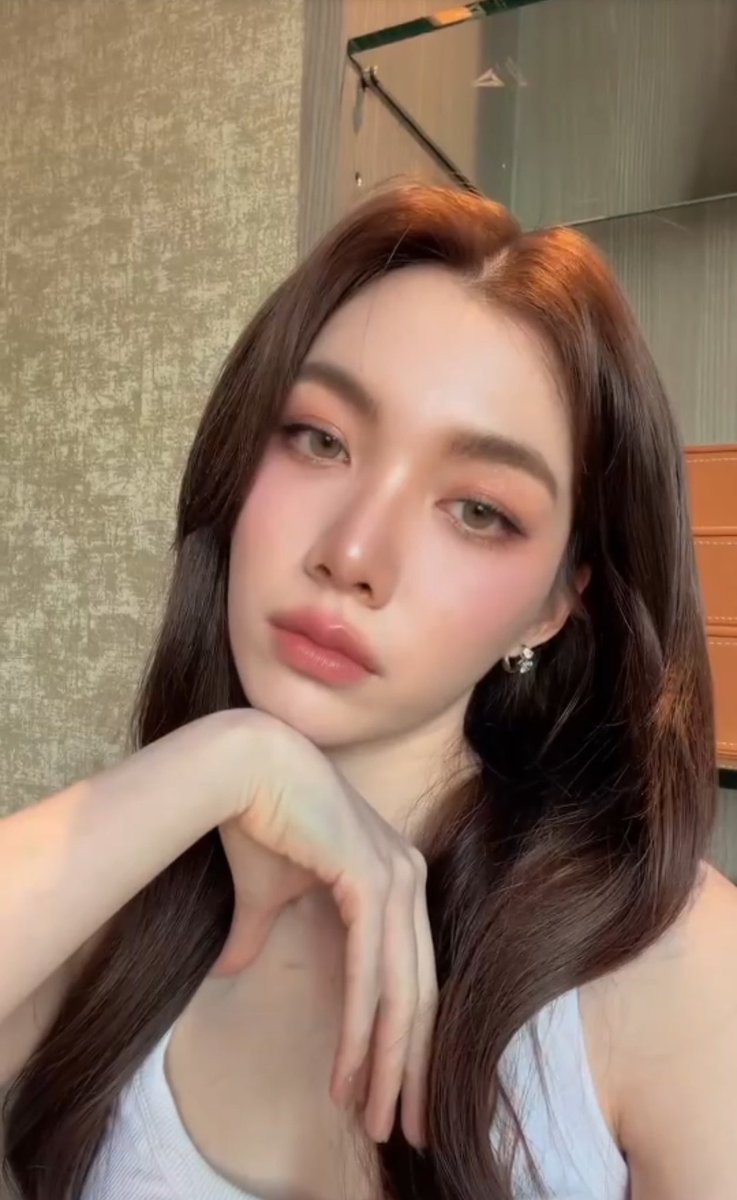 "พี่อยากจูบน้องนีนขึ้นมาจริง ๆ แล้วสิ"

'ที่นี่ประเทศไทย ต่อให้แต่งงานกันก็คงไม่เหมาะมั้งคะที่รัก'

"ไม่เหมือนตอนไปต่างประเทศเนอะ ตอนนั้นเราจูบกันทุกที่เลย"

'อยากทำหรอ'

"ไม่ได้สัมผัสผู้หญิงมานานแล้วมั้งคะ"

'อย่าให้รู้นะว่าไปทำกับคนอื่น ฉันฟ้องจริง ๆ ด้วย