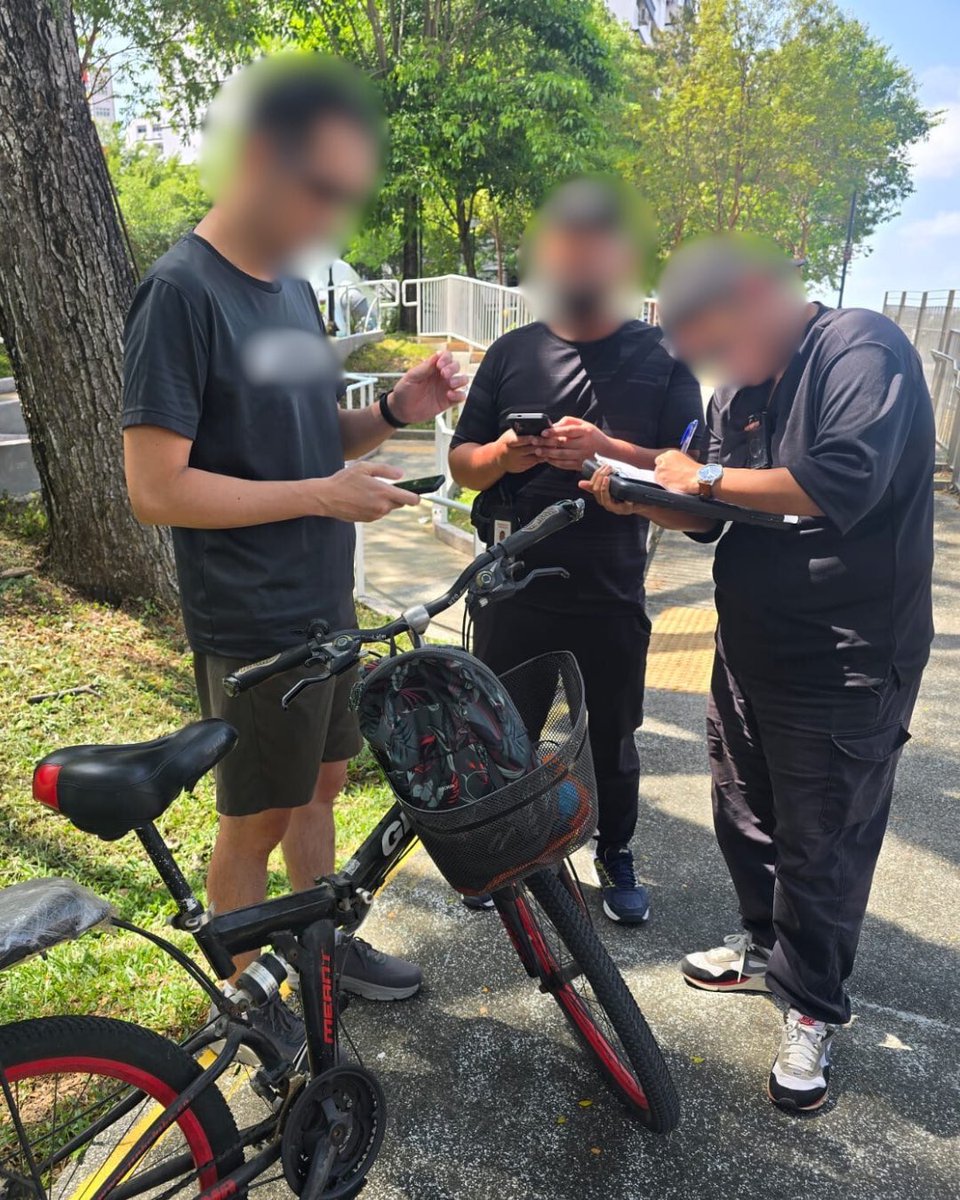LTAsg's tweet photo. 👮 Last month, our #AMEOs detected 391 offences and impounded 57 non-compliant devices at various active mobility hotspots, including Pedestrian Overhead Bridges (POBs). 

💪 We will continue to take firm action against errant AM users to ensure path safety. https://t.co/O4Z1rS9WHr