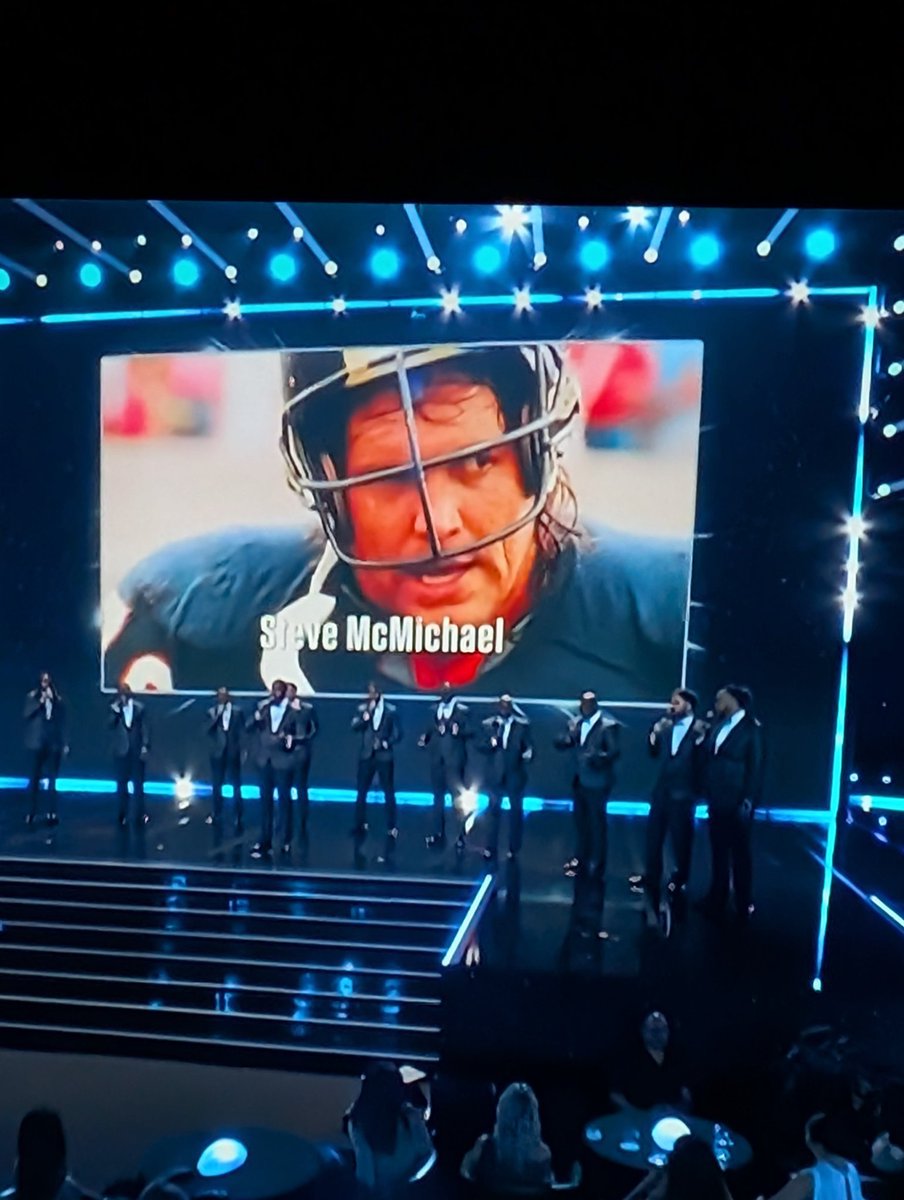 bluebutterflysm's tweet photo. TY @NFL #NFLHonors for remembering my dear brother #SteveMcMichael
#SteveMongoMcMichael #MongoForever #MongoForLife 🐻⬇️ @ChicagoBears #ChicagoBears #Chicago #DaBears #BearDown https://t.co/dOFXs5Xfd2