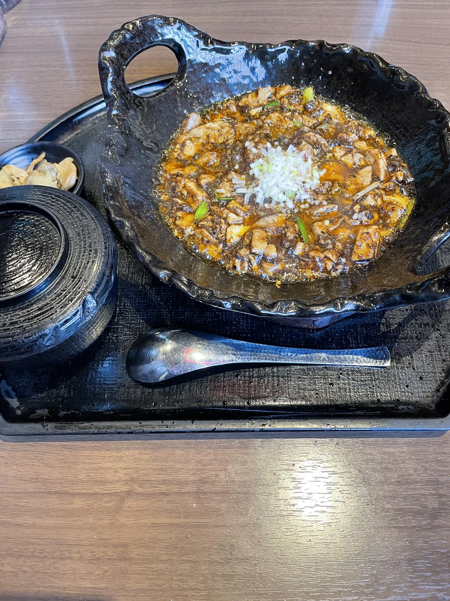 SNKさんの近所にあるファンファンさんのランチ　四川陳麻婆豆腐セット（ご飯お代わり無料）
土鍋でぐつぐつと煮えたぎった麻婆にご飯を掻き込む至福の時間。辛さと熱さのマリアージュでまるでサウナに入ったかのような爆滝汗。なのでカロリーもプラマイゼロ（当社比）
なんて幸せなオフだろう。