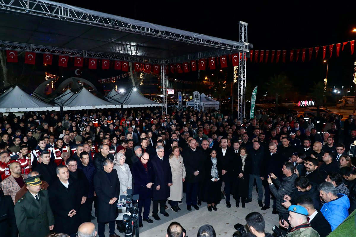sadibinboga's tweet photo. 🕯️ 6 Şubat | Saat 04.17 – Unutmadık, Unutturmayacağız

6 Şubat 2023’te milletimizin hafızasına kazınan asrın felaketinin yıl dönümünde, hayatını kaybeden vatandaşlarımızı rahmetle anmak üzere düzenlenen 04.17 Anma Programına, Genel Başkan Yardımcımız ve Teşkilat Başkanımız, Yalova Milletvekilimiz Sayın Ahmet Büyükgümüş, Genel Başkan Yardımcımız ve Gençlik Kolları Başkanımız Sayın Yusuf İbiş, Teşkilat Başkan Yardımcımız ve İstanbul Milletvekilimiz Sayın Yahya Çelik, Osmaniye Valisi Sayın Mehmet Fatih Serdengeçti, Osmaniye Milletvekilimiz Sayın Seydi Gülsoy, AK Parti MKYK Üyemiz Sayın İsmail Kaya ve teşkilat mensuplarımızla birlikte katılım sağladık.

Bu büyük acı, milletimizin yüreğinde bir yara, bu sorumluluk, devletimizin omuzlarında bir emanettir. İlk günden itibaren olduğu gibi bugün de, devlet aklıyla, millet iradesiyle, sarsılmaz bir kararlılıkla yolumuza devam ediyoruz.

Kaybettiklerimizi rahmetle anıyor, bu aziz millete bir daha böyle acılar yaşatmamak için aynı inanç, aynı birlik ve aynı iradeyle çalışmaya devam edeceğimizi bir kez daha vurguluyoruz.🇹🇷
@Akparti 
@RTErdogan