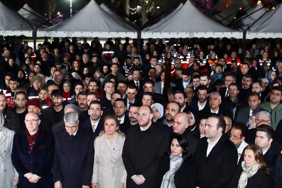 sadibinboga's tweet photo. 🕯️ 6 Şubat | Saat 04.17 – Unutmadık, Unutturmayacağız

6 Şubat 2023’te milletimizin hafızasına kazınan asrın felaketinin yıl dönümünde, hayatını kaybeden vatandaşlarımızı rahmetle anmak üzere düzenlenen 04.17 Anma Programına, Genel Başkan Yardımcımız ve Teşkilat Başkanımız, Yalova Milletvekilimiz Sayın Ahmet Büyükgümüş, Genel Başkan Yardımcımız ve Gençlik Kolları Başkanımız Sayın Yusuf İbiş, Teşkilat Başkan Yardımcımız ve İstanbul Milletvekilimiz Sayın Yahya Çelik, Osmaniye Valisi Sayın Mehmet Fatih Serdengeçti, Osmaniye Milletvekilimiz Sayın Seydi Gülsoy, AK Parti MKYK Üyemiz Sayın İsmail Kaya ve teşkilat mensuplarımızla birlikte katılım sağladık.

Bu büyük acı, milletimizin yüreğinde bir yara, bu sorumluluk, devletimizin omuzlarında bir emanettir. İlk günden itibaren olduğu gibi bugün de, devlet aklıyla, millet iradesiyle, sarsılmaz bir kararlılıkla yolumuza devam ediyoruz.

Kaybettiklerimizi rahmetle anıyor, bu aziz millete bir daha böyle acılar yaşatmamak için aynı inanç, aynı birlik ve aynı iradeyle çalışmaya devam edeceğimizi bir kez daha vurguluyoruz.🇹🇷
@Akparti 
@RTErdogan