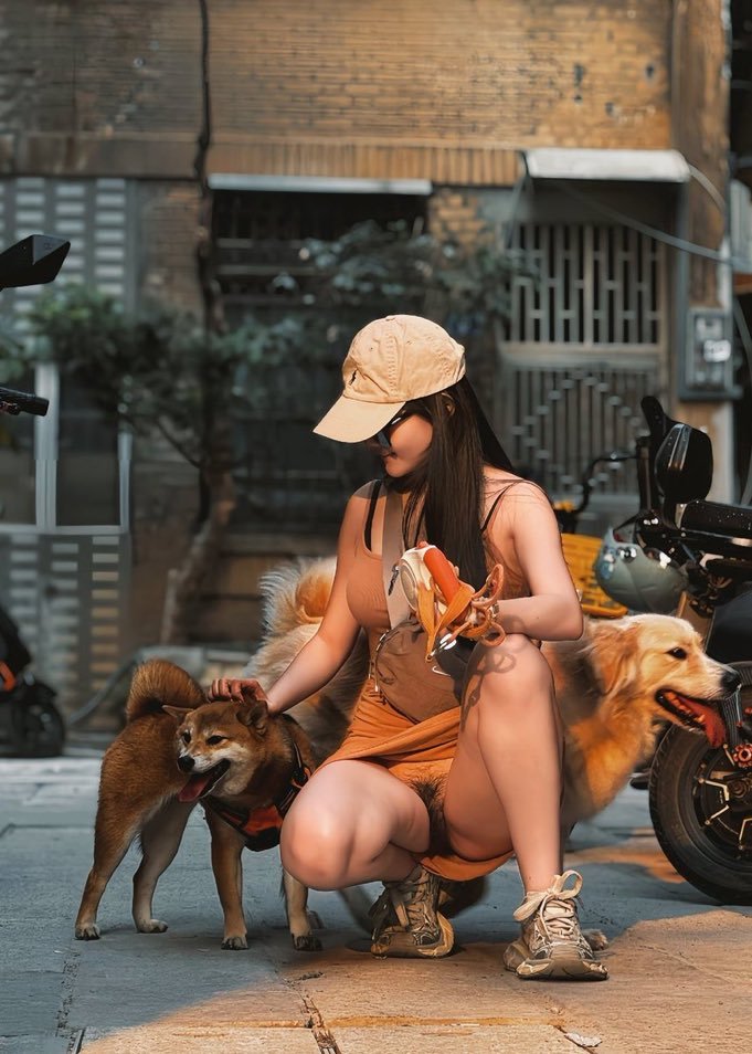 filmy_tunes's tweet photo. She wanted to take an aesthetic photo &amp; the dog ruined it https://t.co/v6H5xX4qAV