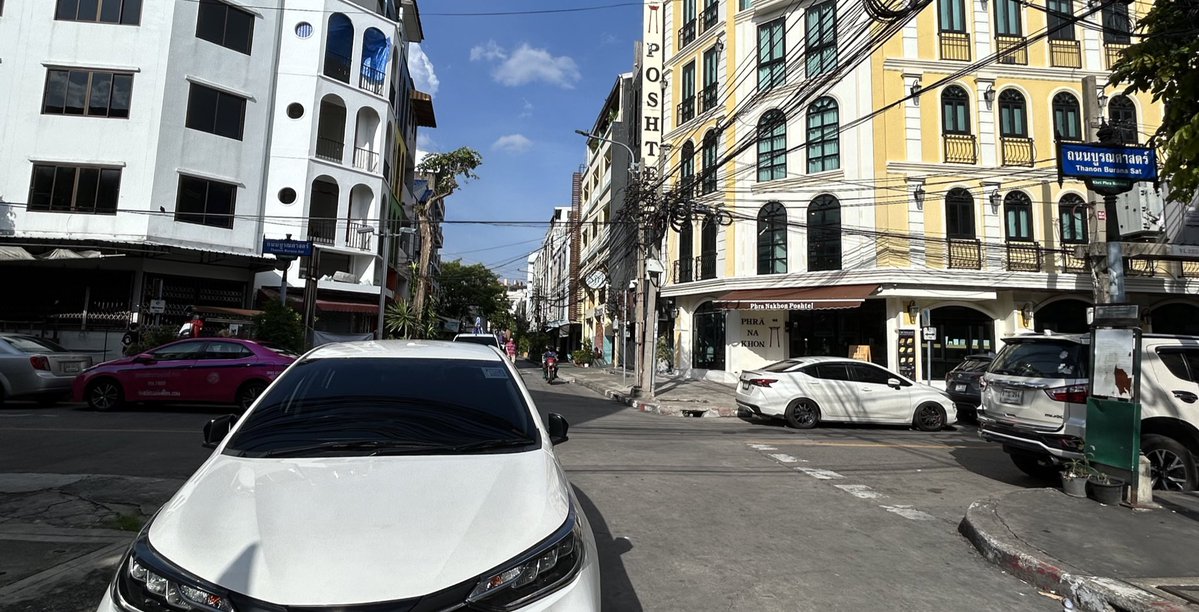 “ข้าพเจ้าตอบทันทีว่า ‘ผมตกลงร่วมมือด้วย’

ต่างก็เดินกรำฝนเพื่อกลับบ้านพร้อม ๆ กัน ในระหว่างเดินทางไม่มีคนพลุกพล่าน เพราะเราเดินกลางฝนและกลางแพร่งสรรพศาสตร์ขณะเดิน ข้าพเจ้าถามว่า

‘ใครเป็นหัวหน้ากลุ่ม’