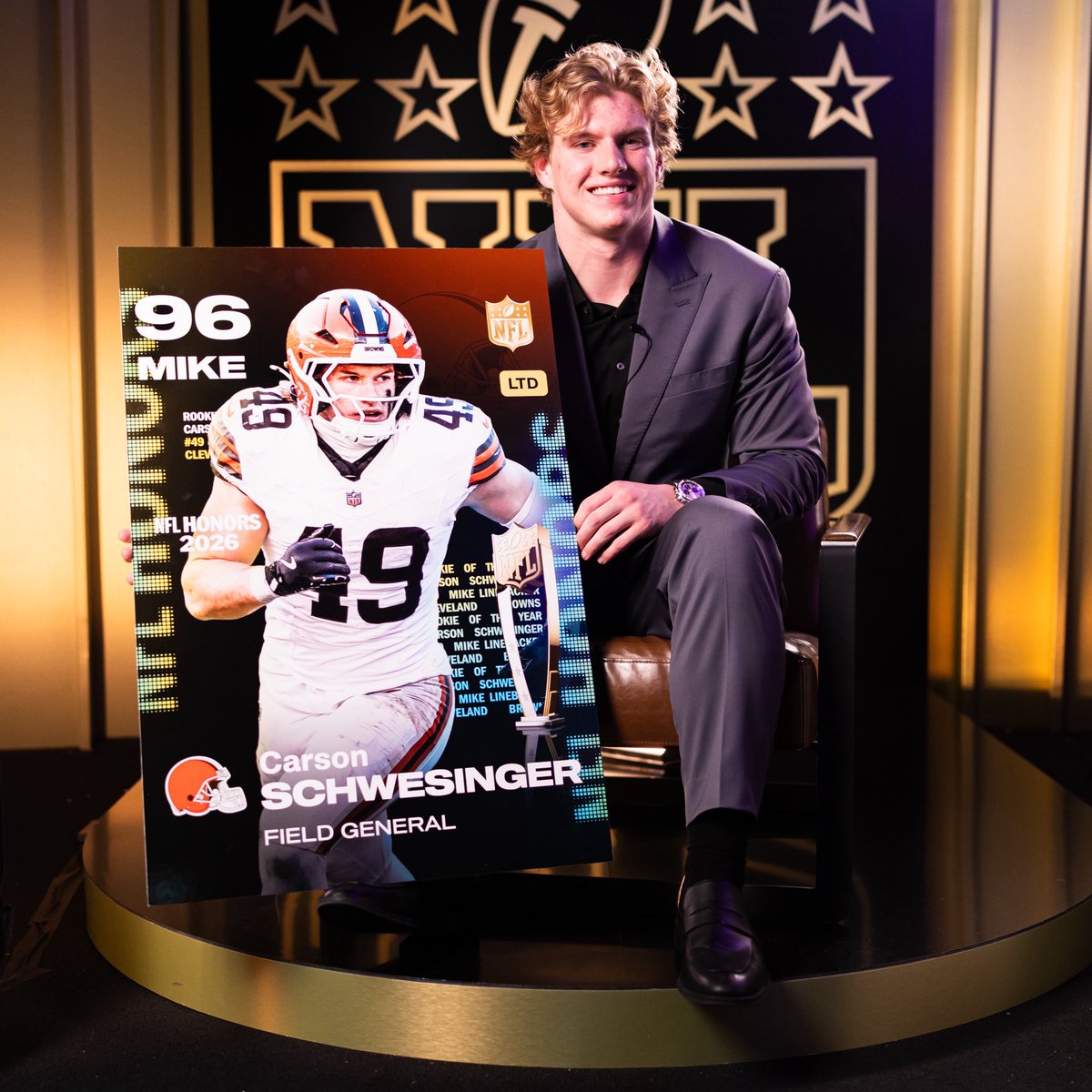 EAMaddenNFL's tweet image. Video game numbers on defense 🔥

Carson Schwesinger wins Defensive Rookie of the Year presented by Madden NFL 🏆

Play now with his ROTY item! 🎮