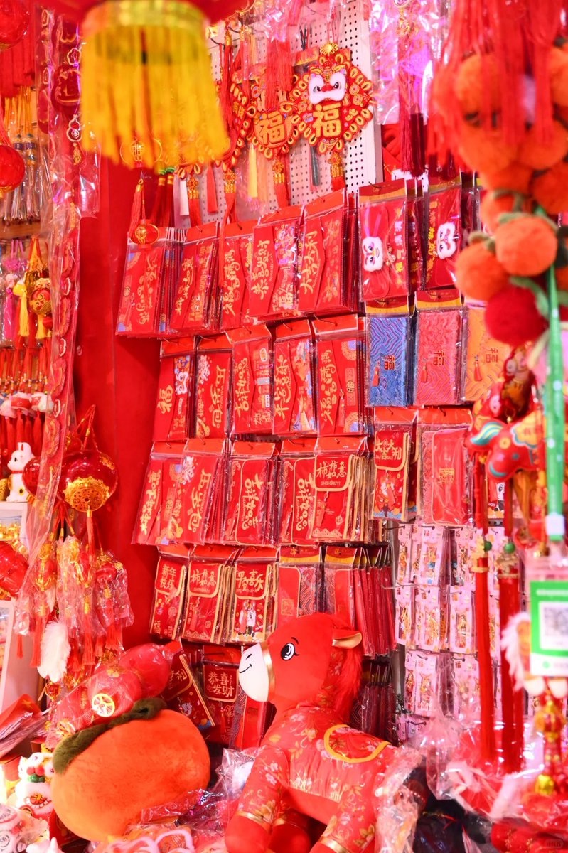 Guangzhou_City's tweet photo. Guangzhou’s Yide Road is officially in New Year mode.
Red lanterns, couplets, festive goods—every stall is ready for Chinese New Year. This is how Guangzhou gets into the Spring Festival mood. 
Have you started your New Year shopping yet? https://t.co/pE7700MLYn