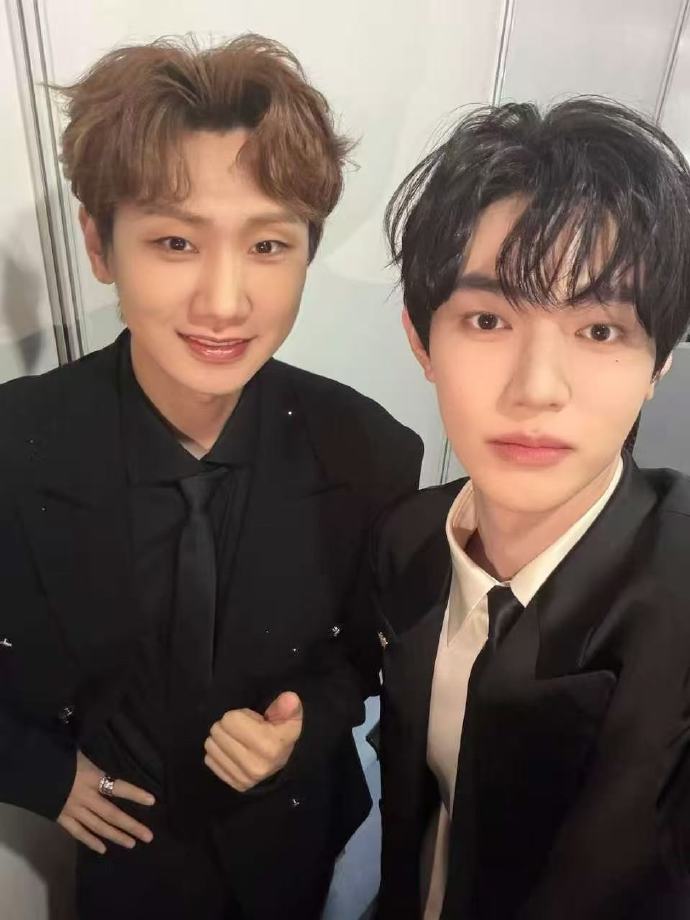 Zhang Hao with Silence Wang😭

ZHANG HAO ATTENDS WEIBO NIGHT

 #ZhangHao_WeiboNight2025 
#WeiboNight2025 
#ZHANGHAO
#장하오 
#章昊 
#ジャンハオ