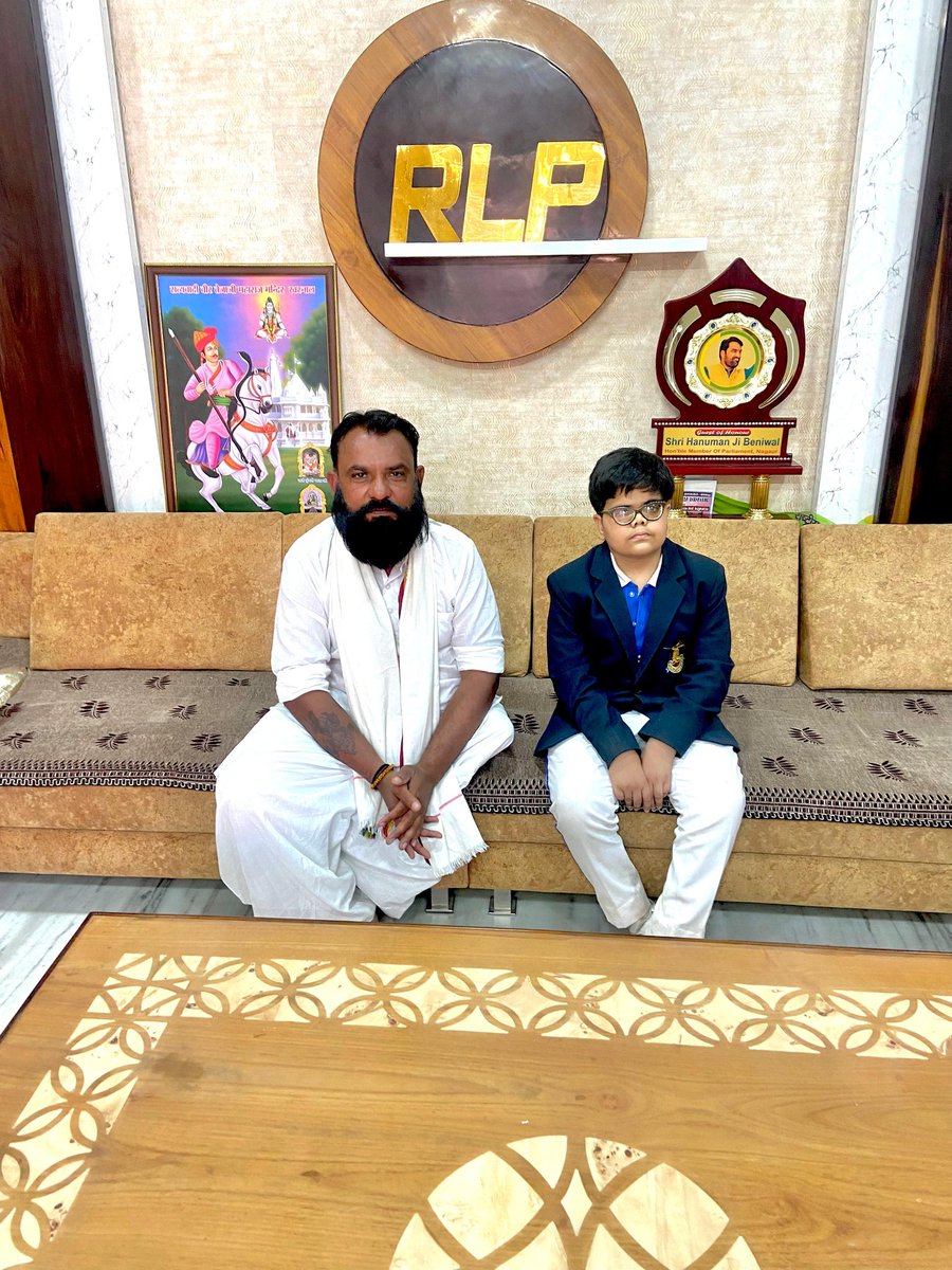 Jatt_Singham's tweet photo. आपना cm @hanumanbeniwal हाउस छोटे नेताजी से मुलाकात 1200 km सायकल यात्रा में नागौर आवास भाई साब दिल्ली थे लेकिन छोटे नेताजी से मिलना हुआ जो मान सम्मान दिया बहुत बहुत धन्यवाद 🙏🙏
@RLPINDIAorg https://t.co/YmSByLw81y