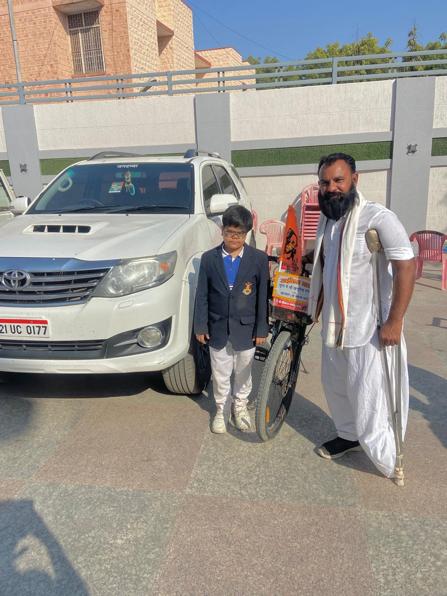 Jatt_Singham's tweet photo. आपना cm @hanumanbeniwal हाउस छोटे नेताजी से मुलाकात 1200 km सायकल यात्रा में नागौर आवास भाई साब दिल्ली थे लेकिन छोटे नेताजी से मिलना हुआ जो मान सम्मान दिया बहुत बहुत धन्यवाद 🙏🙏
@RLPINDIAorg https://t.co/YmSByLw81y
