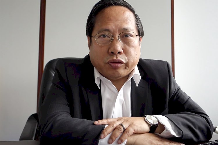 #何俊仁 支联会主席 大律师 前立法议员
罪名：保释期间干扰证人
现况：候审
1990年其与人组“港同盟”后扩为民主党
1995-16年任立法局议员
2006年成立中国维权律师关注组
于反销售税大游行遭歹徒袭击成重伤
曾发起占中和雨伞运动
2020年4月后多次被捕获刑
2023年3月21日被港警再次拘捕 #良心犯 #一人一推