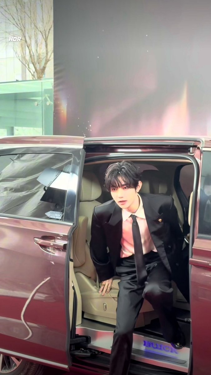aa_0309's tweet photo. 友人の結婚式に仕事で遅れて来た全員の視線掻っ攫っていくジャンハオさんすぎる https://t.co/9brCSK8uTy