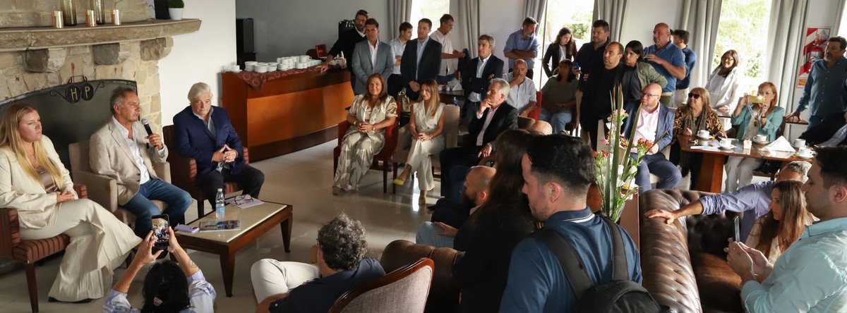 Tomas_Delvalle's tweet photo. Reunión con el Secretario de Turismo, Deportes y Ambiente de la Nación, Daniel Scioli. Tratamos diferentes temáticas enfocadas al turismo y al compromiso público/privado para poner nuestra región en el mapa de la Provincia. 
Invertir en turismo es enaltecer nuestro territorio. https://t.co/0PaHiyirlO