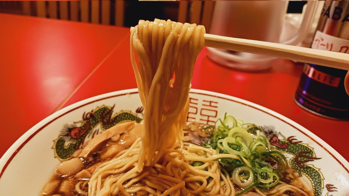 Tommy44103's tweet photo. 昼飯セットA。スープは椎茸や昆布の風味に、醤油のキレのあるしょっぱさと背脂の甘味が後を追うクセになるうまさ。ストレート中細麺は小麦の風味ふっくらで食べごたえ良い。コショウやニンニクを入れると絶妙なうまさに。炒飯はしっとり系でラーメンスープより濃い旨味に香ばしさが加わって最高。 https://t.co/FRIUkGPx5N