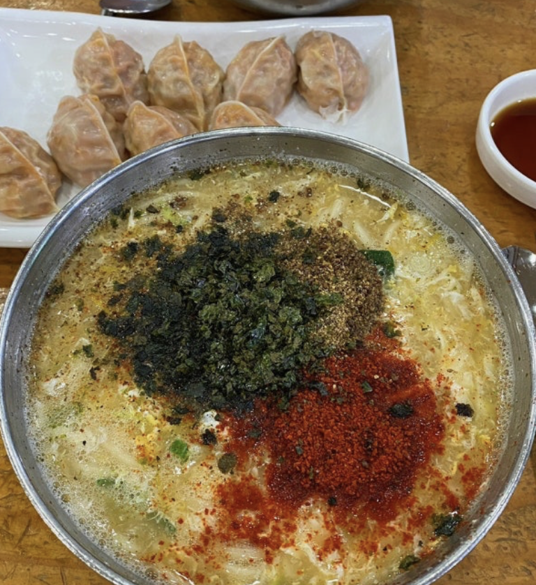 jutingstar9999's tweet image. 지금 가장 먹고싶은거
전주가서 먹었던 베테랑칼국수..
혹시 이거 아시나요? 일반적인 칼국수랑 달라서
호불호가 은근하게도 갈리지만
들깨팍팍 국물이 고소해서 진짜 너무 맛있어요..
사실 전 여기오면 둘이서 칼쫄만에다가 칼국수 하나 더 추가해서
돼지력 뽐내요..ㅎㅎ