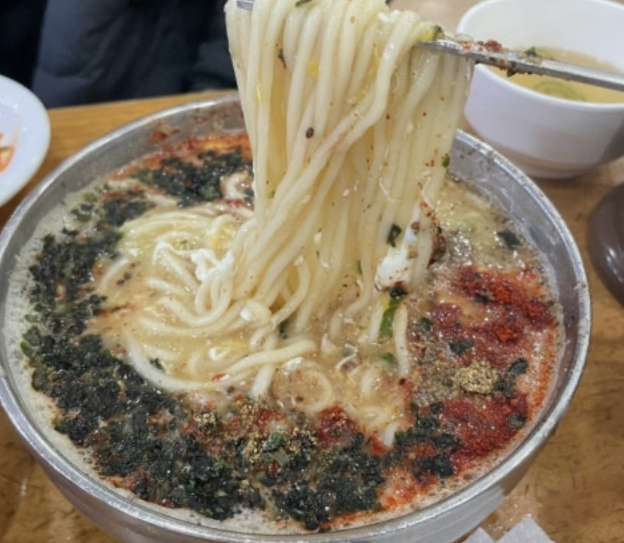 jutingstar9999's tweet image. 지금 가장 먹고싶은거
전주가서 먹었던 베테랑칼국수..
혹시 이거 아시나요? 일반적인 칼국수랑 달라서
호불호가 은근하게도 갈리지만
들깨팍팍 국물이 고소해서 진짜 너무 맛있어요..
사실 전 여기오면 둘이서 칼쫄만에다가 칼국수 하나 더 추가해서
돼지력 뽐내요..ㅎㅎ