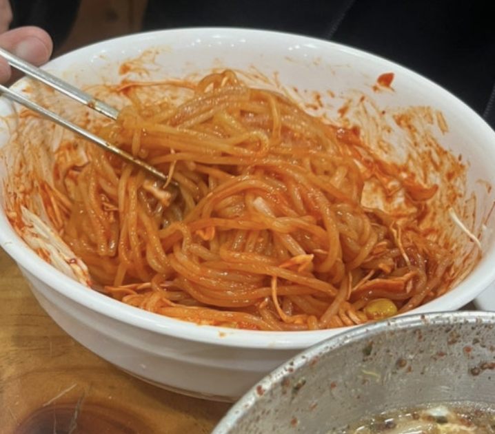 jutingstar9999's tweet image. 지금 가장 먹고싶은거
전주가서 먹었던 베테랑칼국수..
혹시 이거 아시나요? 일반적인 칼국수랑 달라서
호불호가 은근하게도 갈리지만
들깨팍팍 국물이 고소해서 진짜 너무 맛있어요..
사실 전 여기오면 둘이서 칼쫄만에다가 칼국수 하나 더 추가해서
돼지력 뽐내요..ㅎㅎ