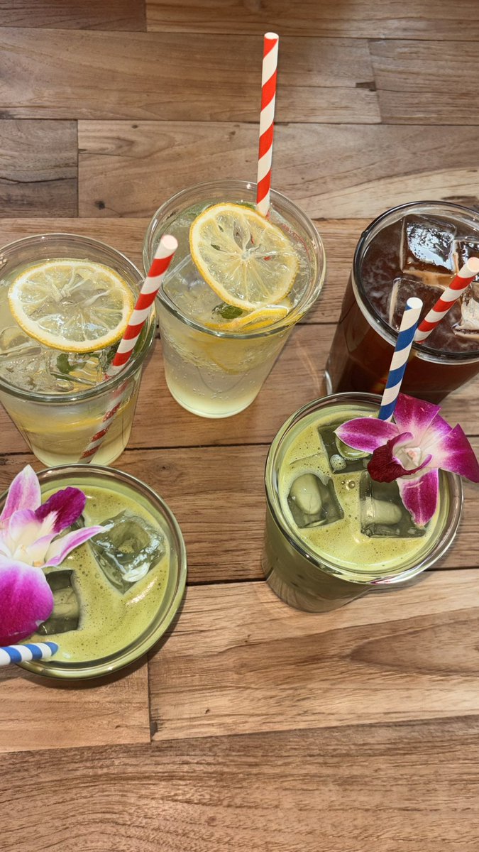 📍전포 에임
신상 카펜데 채광 좋고 사장님 넘 친절하심!! 의자까지 옮겨주시며 다인석 자리 만들어주셨다 ㅎㅎ.. 
디저트도 먹으러 재방문 예정😍