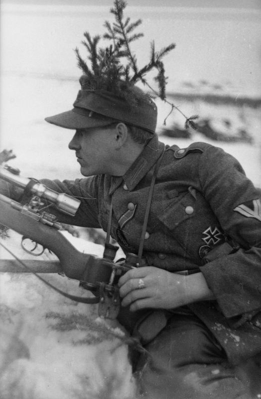 Немецкий снайпер с еловыми ветками на кепи ведёт наблюдение.

Январь-февраль 1944
#WWII #WW2