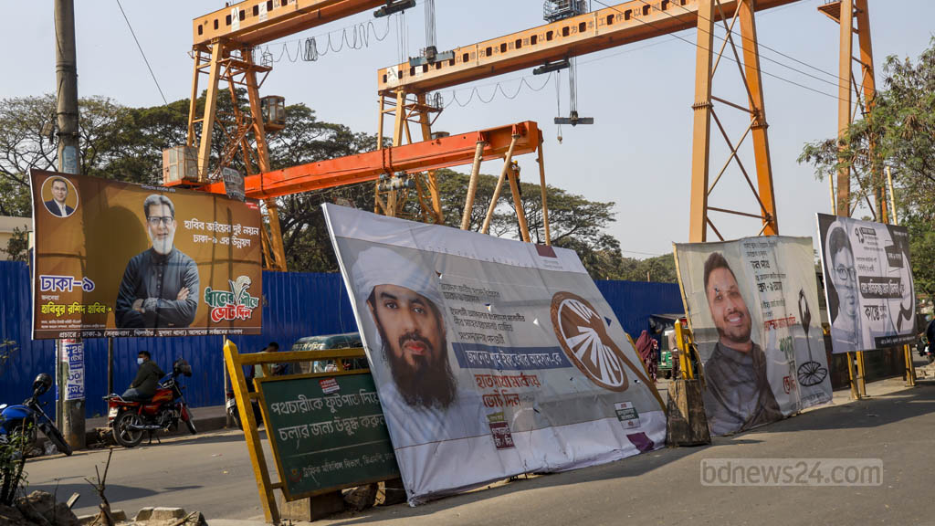 bdnews24com's tweet photo. ত্রয়োদশ সংসদ নির্বাচনে প্যানাফ্লেক্সের ব্যানার নিষিদ্ধ হলেও তা মানছে না অনেকে। রাজধানীর বাসাবো বৌদ্ধ মন্দির এলাকায় ঢাকা-৯ আসনের প্রার্থীদের কেউ কেউ প্যানাফ্লেক্সের ব্যানার তৈরি করে প্রচার চালাচ্ছেন। ছবি: মাহমুদ জামান অভি
#ElectionBanners #Panflex #Dhaka9 #CampaignViolation #bdnews24
