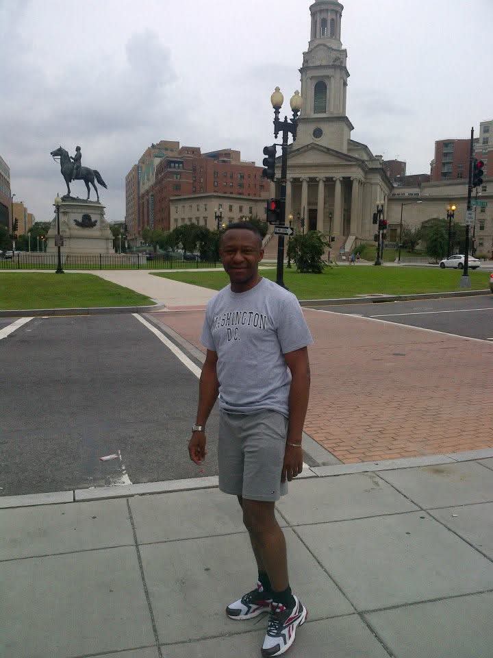 WASHINGTON...

Photo retrouvée dans mes archives, 23 Août 2012, Washington DC. 

Ce mois de Février je n'etais pas à Washington mais à New York... 

Quand vous fréquentez un pays, vous côtoyez ses populations au quotidien,  apprenez de leurs faits et gestes ! J'aime beaucoup le