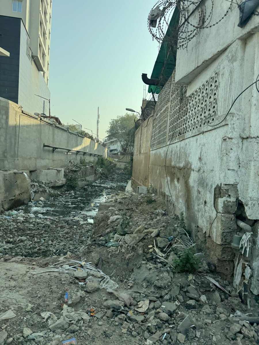 Jaferii's tweet photo. Across the high court next to Sindh assembly lodges in Karachi https://t.co/6kL2iKi6HA