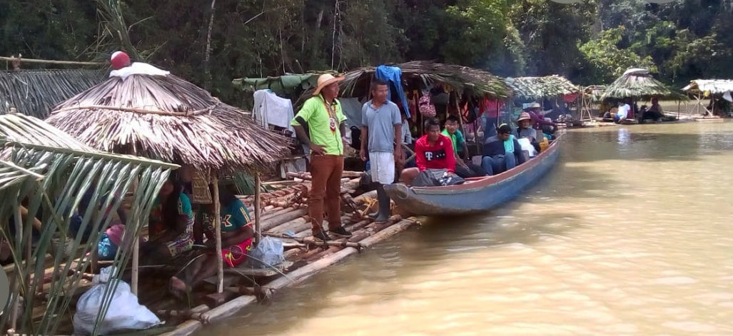 jmontoyaco's tweet photo. Hoy se conmemoran 36 años y tres meses d la Despedida Simbólica del Río Sinú, por parte d los emberá katíos, como protesta por la construcción d la represa de Urrá. La Wambura en lenguaje nativo, incluyó el último recorrido en balsas desde las entrañas del Sinú, hacia Montería. https://t.co/LPPgtoeg95