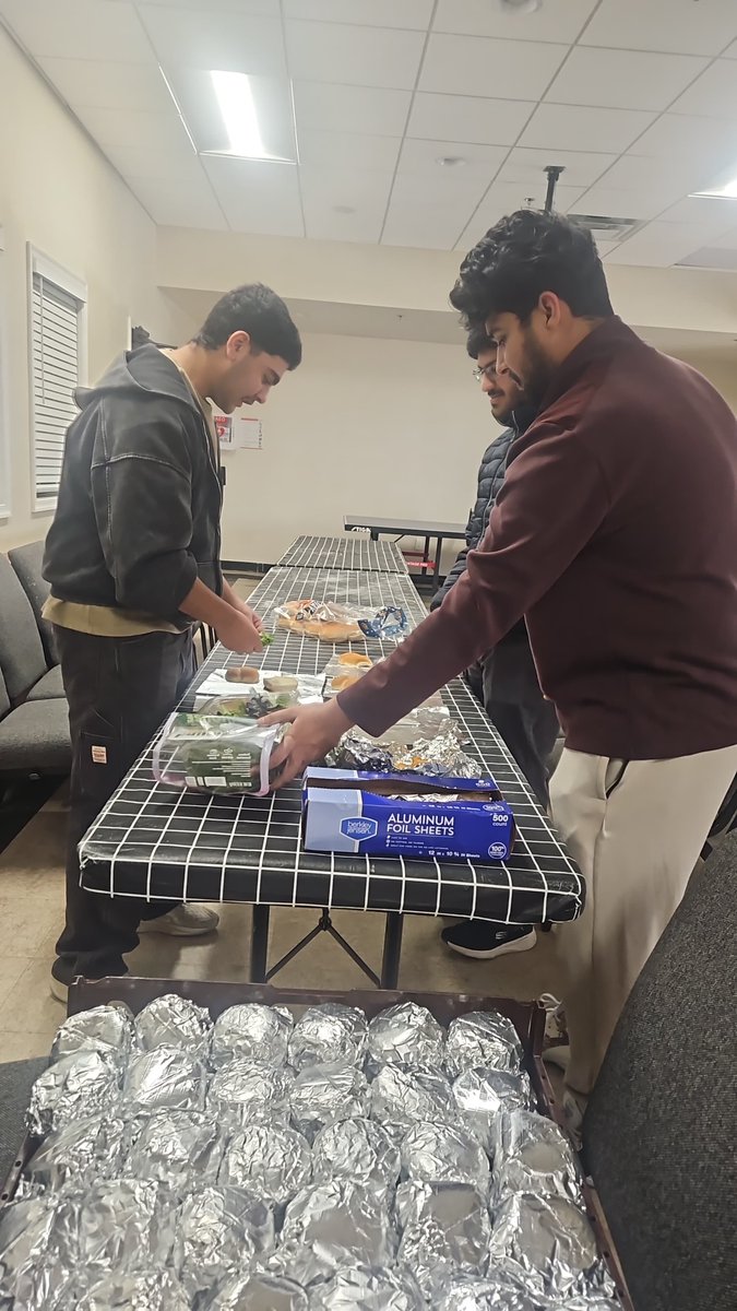 MKA_Baltimore's tweet photo. Khuddam helped prepare and distribute 224 chicken sandwich meals for the Messiah's community kitchen (langar) in downtown, Baltimore. May Allah shower his mercy and blessings upon these khadim and give them the strength to continue their great efforts, inshallah.
@mkausa https://t.co/CbUAoyyWiY