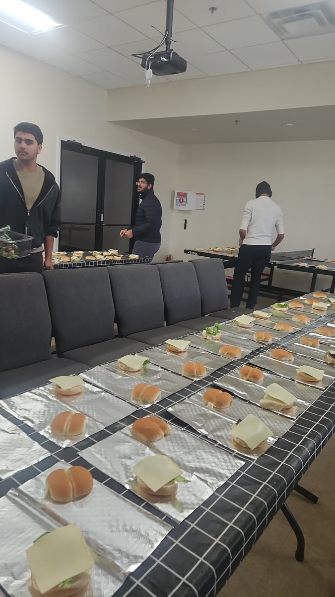 MKA_Baltimore's tweet photo. Khuddam helped prepare and distribute 224 chicken sandwich meals for the Messiah's community kitchen (langar) in downtown, Baltimore. May Allah shower his mercy and blessings upon these khadim and give them the strength to continue their great efforts, inshallah.
@mkausa https://t.co/CbUAoyyWiY