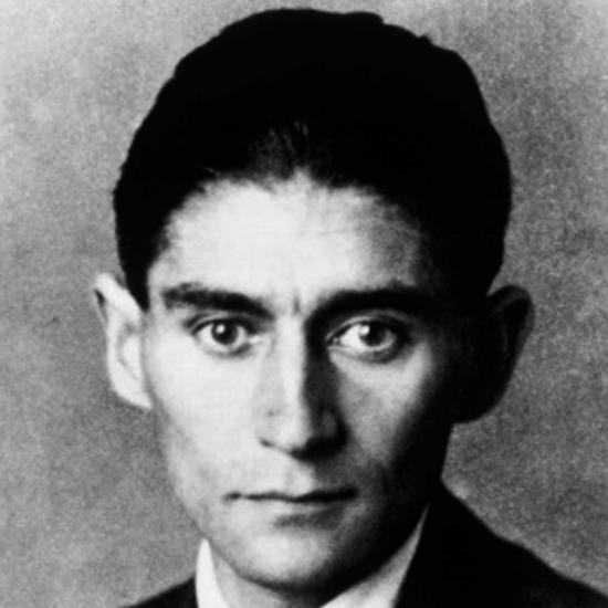 "Destrúyete para conocerte, constrúyete para sorprenderte, lo importante no es ser, sino transformarse".

- Franz Kafka