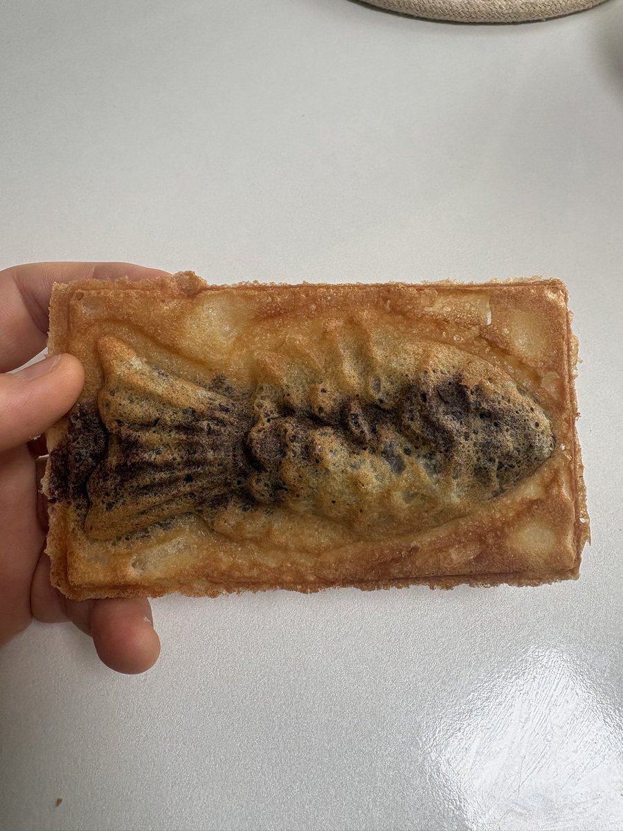 올겨울 첫 붕어빵….
요즘은 네모나게 만드네…..
근데 3개 2처넌이면 싼건가…?? 
무튼 맛이쒀~👍🏻👏🏻