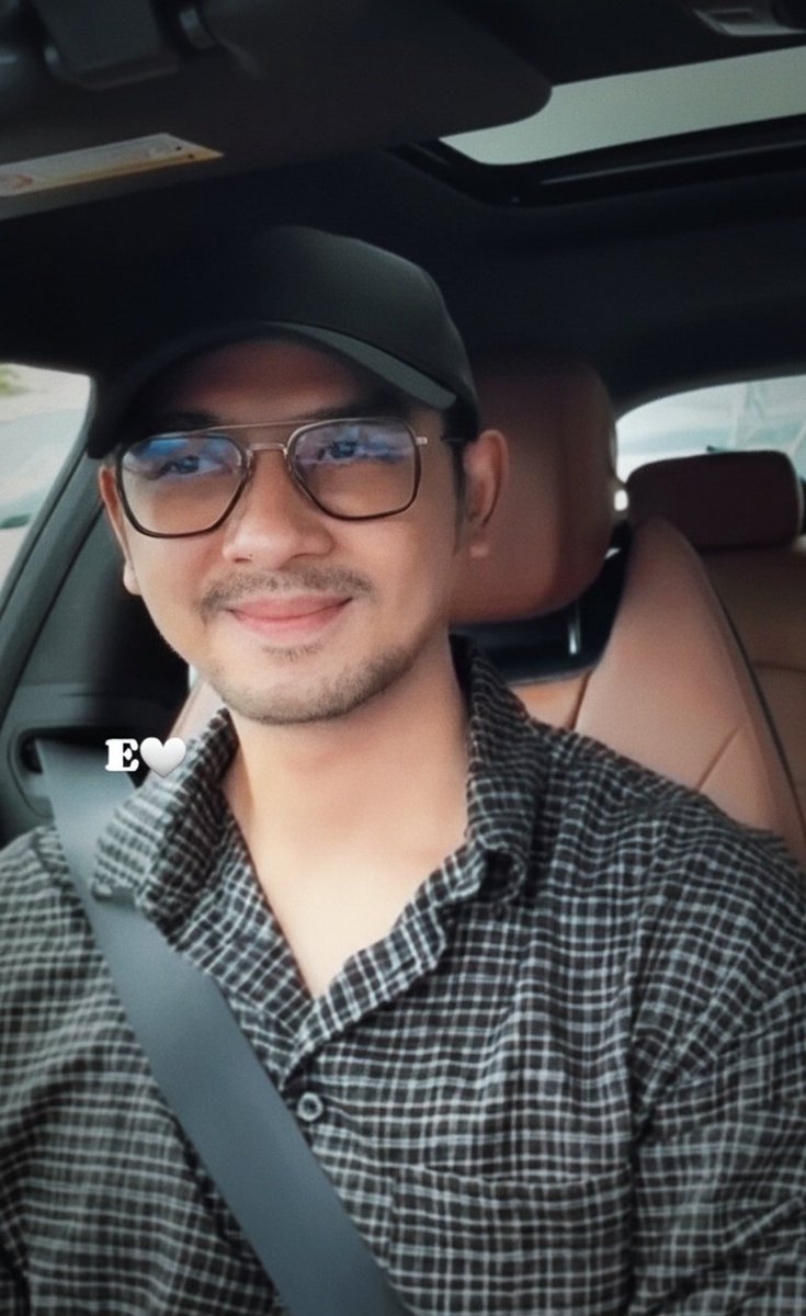 vi_eviee's tweet photo. Jama'ah sholat jum'at yg berbahagia🥰

jenggot tipis, kumis tipiiss, jambang tipis, haduuhh..
semoga dipertahanin look yg begini yakk wkwkk

selamat sholat jum'at mas ganteengg! 🫶 https://t.co/Lfdqjyq6kE