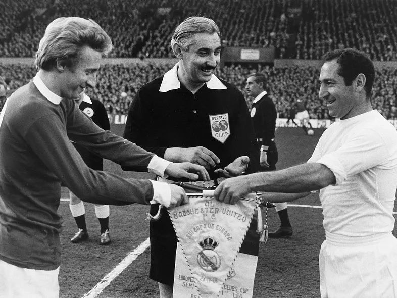 Mereka yang menawarkan bantuan untuk Manchester United pasca tragedi Munich 1958.

1. Real Madrid jadi tim yang memberikan dukungan paling besar untuk pemulihan skuad United.

• Secara serius menawarkan peminjaman pemain terbaik mereka saat itu, Alfredo di Stefano selama sisa