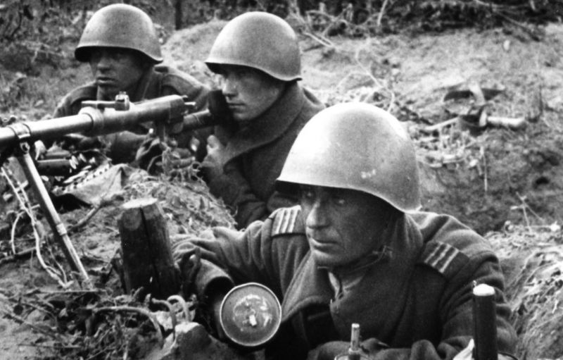 Расчёт советских бронебойщиков с противотанковым ружьем  ПТРД-41 в окопе  позируют для фото.

На переднем плане сержант с гранатой РГД-41 (ручная граната Дьяконова образца 1941 года).

#WWII #WW2