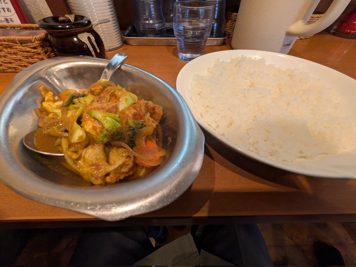 mitsuwada71's tweet photo. 大阪から東京へ！久しぶりに淡路町ジンコックへ！「本日のカレー」が「カシミール風チキン入り具だくさん野菜カリー」との事で迷わずそいつの極辛をいただきました！ https://t.co/d0XJ8xWWCF