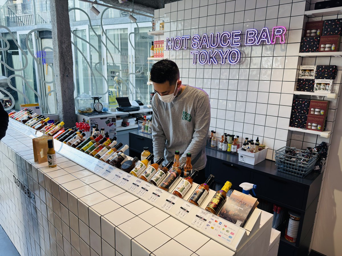 eear_gacky's tweet photo. 表参道に用事がありついでにずっと行ってみたかったホットソース専門店Hot Sauce Bar Tokyo行ってみました( ´ ▽ `*)ﾉ<カライノスキ🌶️)
めっちゃ綺麗なお店！
試食たくさんしたら食道と胃が…
旨みがあるホットソースが欲しかったのでオススメされたTruffle Houndを手に入れました今日の夕飯🍕がいいな！！
ゆーきゃん@eear_youcan もカライノスキなのでお土産を🌶️ 🌶️ 🌶️ 🌶️ 🌶️

帰り道直ちに水買ったよね