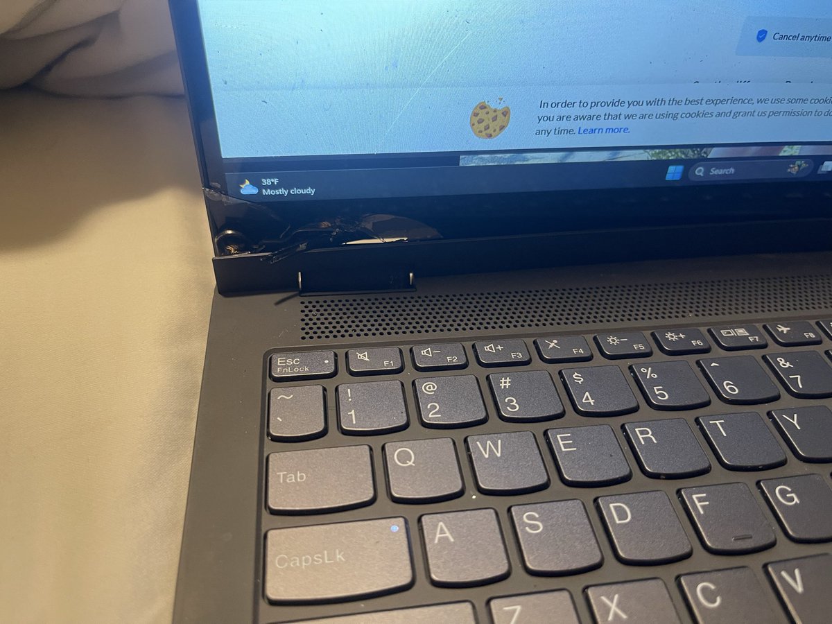 WayFastWhitey96's tweet photo. My @Lenovo laptop just exploded itself when I opened it.
Hell ya. https://t.co/flFuHa1K66