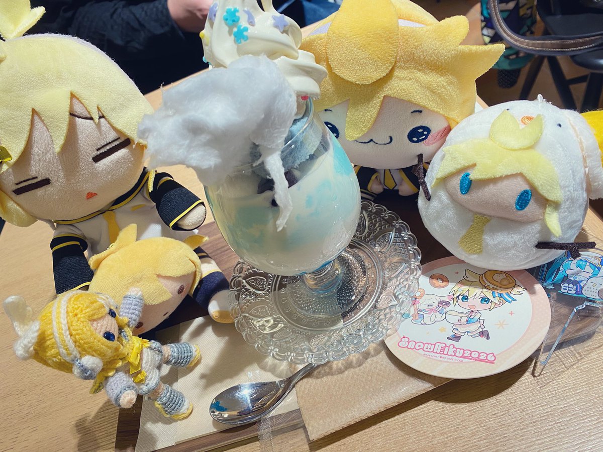 パフェ食べた\( ´ω` )/
ソフトクリームうまし、中のヨーグルトもゼリーも美味しかった✨️